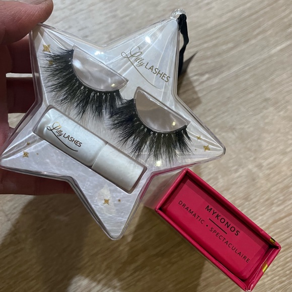 Lilly Lashes in Mykonos and Miami - Picture 2 of 3